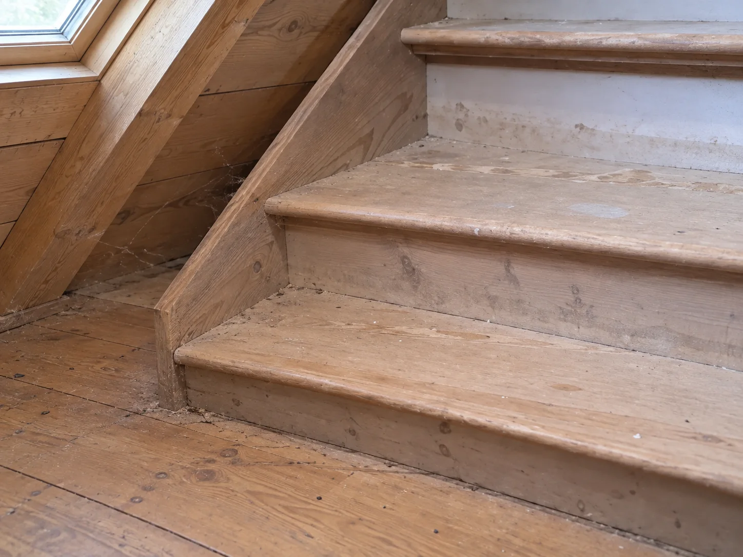 Holztreppe vor der Detailreinigung