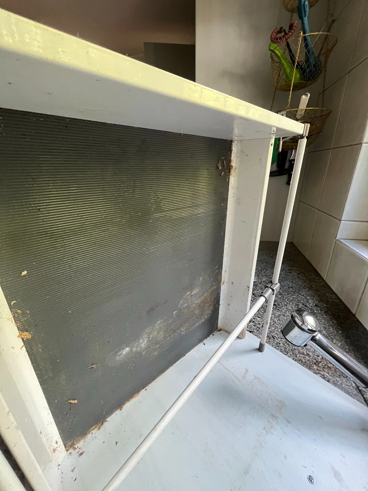 Verschmutzter Schubladeneinsatz vor der Reinigung
