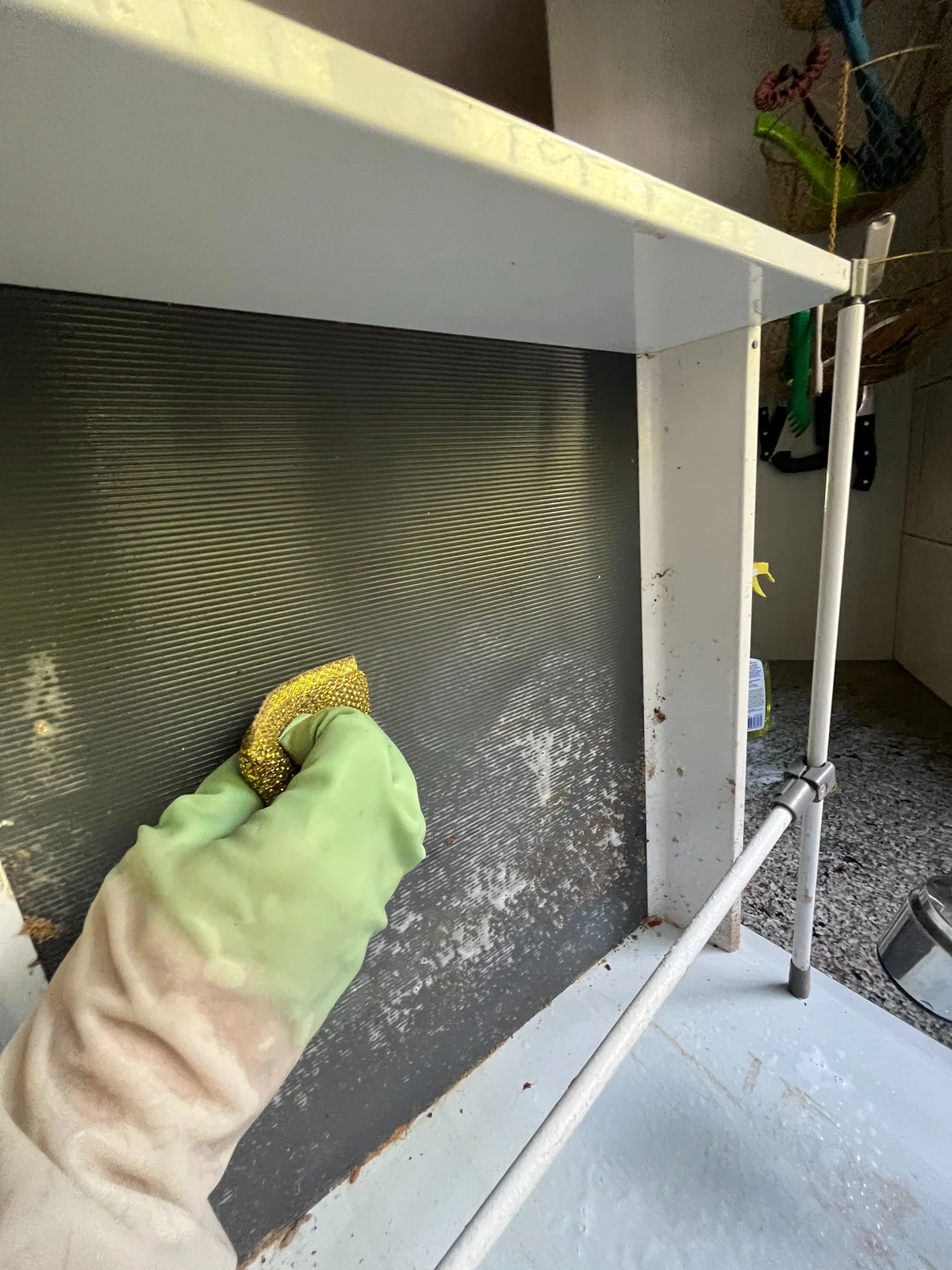Schubladeneinsatz während der Reinigung